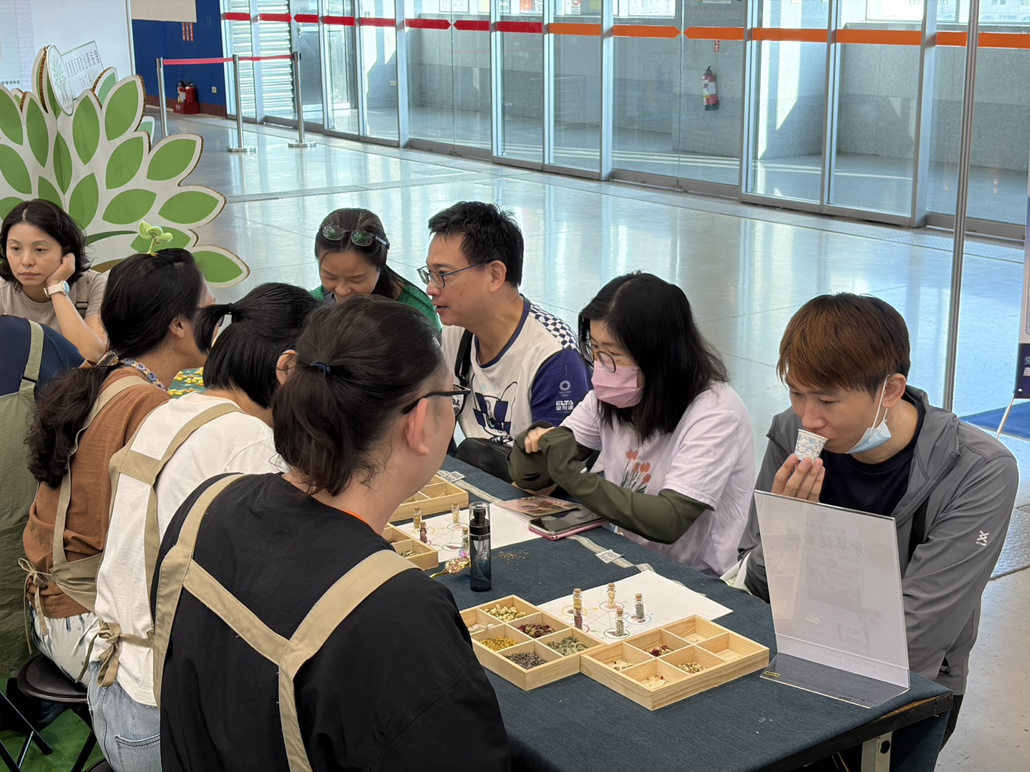 民眾體驗五色花草茶與香草槌，透過植物的氣味、色彩與觸感，感受園藝療癒帶來的五感刺激。（圖片來源／侒可傳媒）