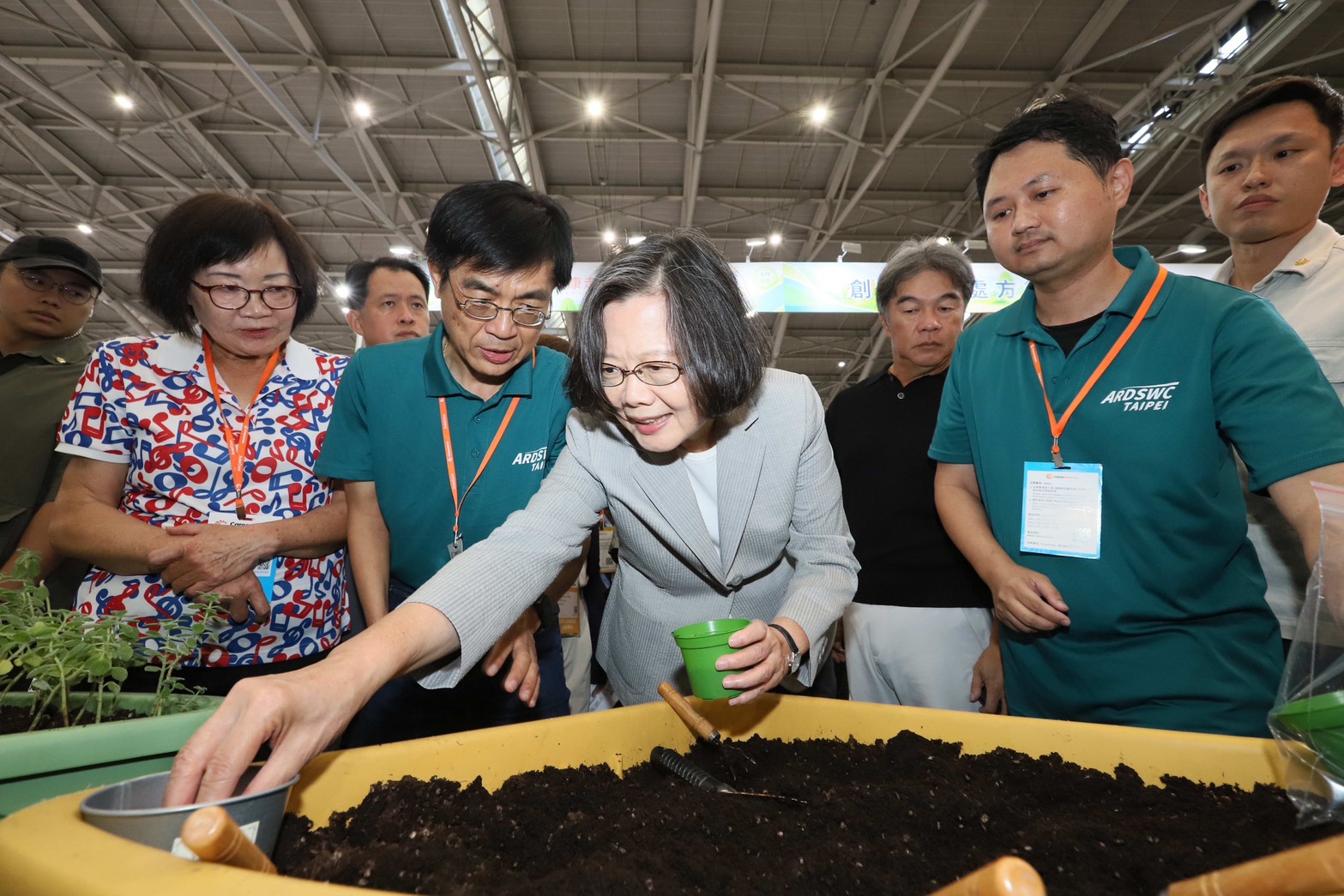 自然環境也能成為健康促進的場域，前總統蔡英文昨（2日）親臨農村水保署攤位參與體驗活動。（圖片來源／侒可傳媒） 