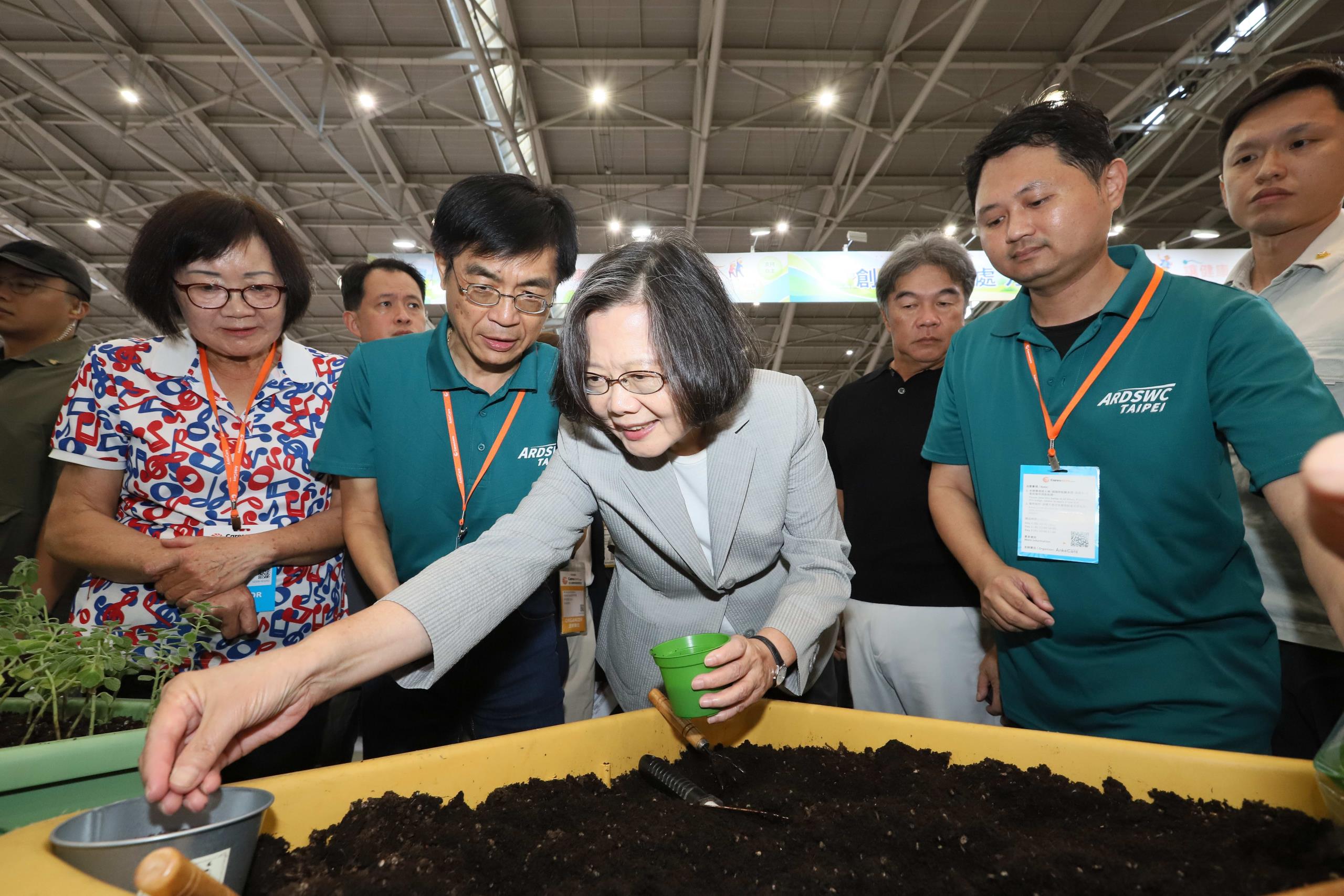 台北國際照顧博覽會規劃多元互動活動，前總統蔡英文在展場參與園藝體驗。（圖片來源／侒可傳媒）